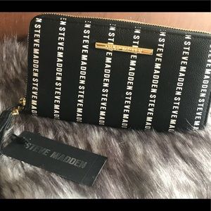 Steve Madden Wristlet!!